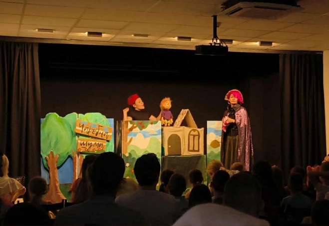 Ekološku pozorišnu predstavu “Čarobna šuma” novosadskog Teatrila nedavno su imala priliku da vide deca u Pančevu, povodom obeležavanja Svetskog dana zaštite životne sredine i u Novosadskom dečjem kulturnom centru, u okviru letnjeg programa