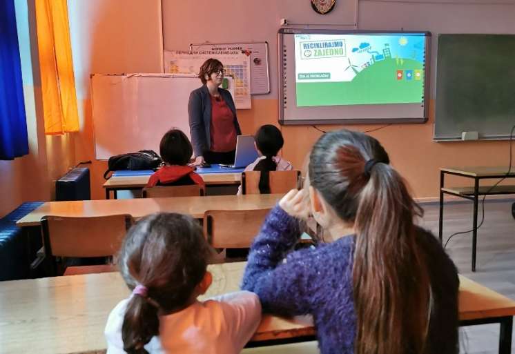 Predstavnici JKP &bdquo;Higijena&ldquo; i &bdquo;Ekostar pak&ldquo; posetili su 2. decembra O&Scaron; &bdquo;Borisav Petrov Braca&ldquo; u Pančevu i održali čas o reciklaži i razdvajanju otpada u &scaron;koli 