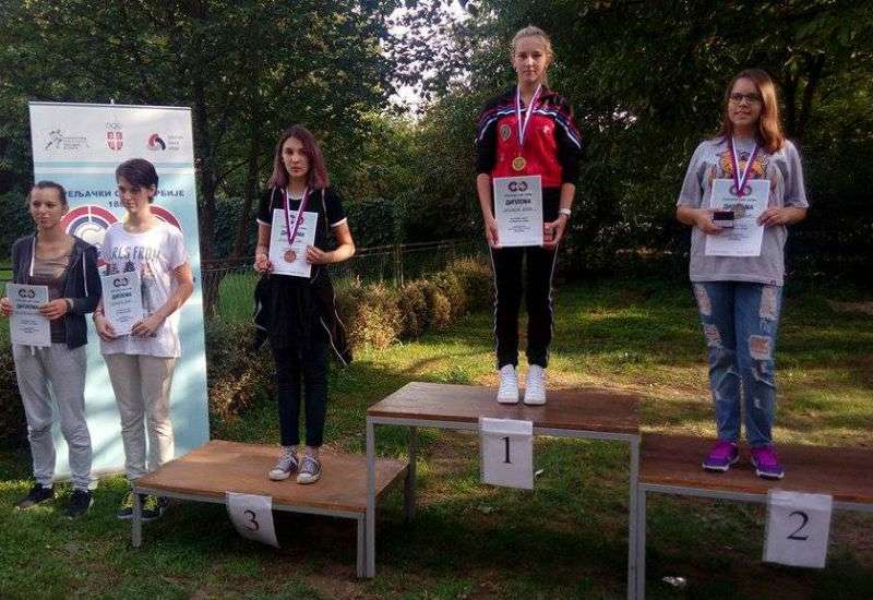 U pojedinačnoj konkurenciji, na Prvenstvu Srbije, trijumfovala je Pančevka Ivana Vislavski, u disciplini trostav i uz vojvođansku titulu, osvojila i titulu &scaron;ampiona Srbije u konkurenciji pionirki