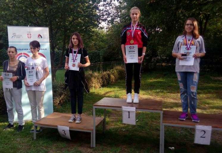 U pojedinačnoj konkurenciji, na Prvenstvu Srbije, trijumfovala je Pančevka Ivana Vislavski, u disciplini trostav i uz vojvođansku titulu, osvojila i titulu &scaron;ampiona Srbije u konkurenciji pionirki