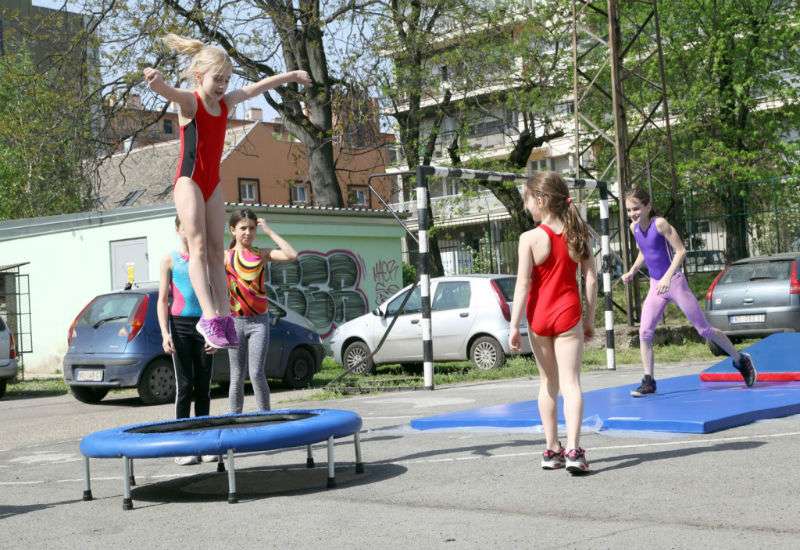 Danas je na otvorenim terenima Sokolskog dru&scaron;tva &bdquo;Vojvodina&ldquo; organizovana prezentacija setova sprava i rekvizita koji su namenjeni vojvođanskim osnovnim &scaron;kolama koje nemaju fiskulturnu salu