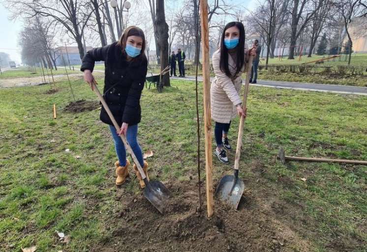 Katarina Banjai i Ivana Rosić zasadile su svoje drvo tre&scaron;nje u Vojlovici