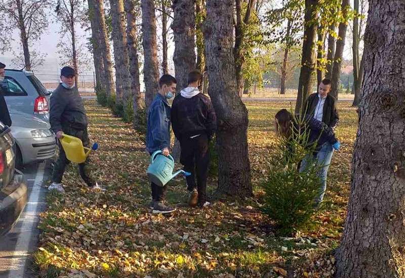 Srednjo&scaron;kolci sadili drveće u parku u Kovinu