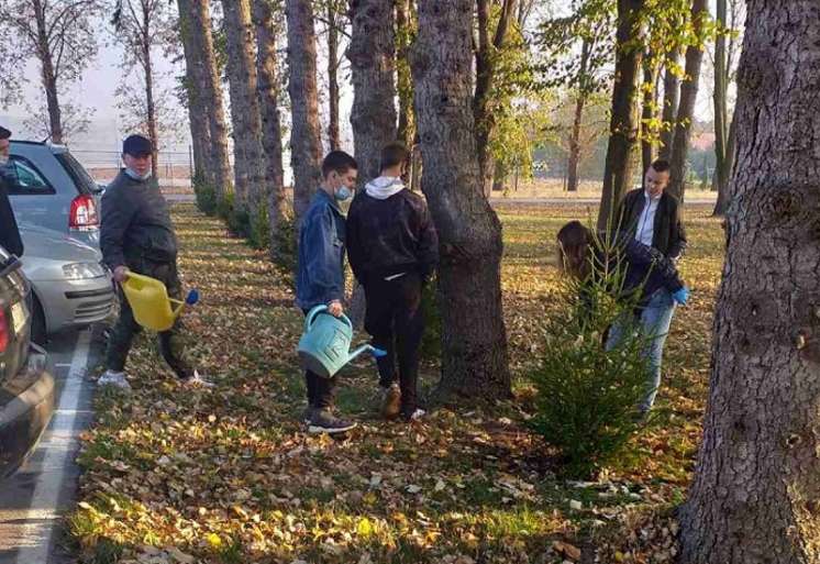 Srednjo&scaron;kolci sadili drveće u parku u Kovinu