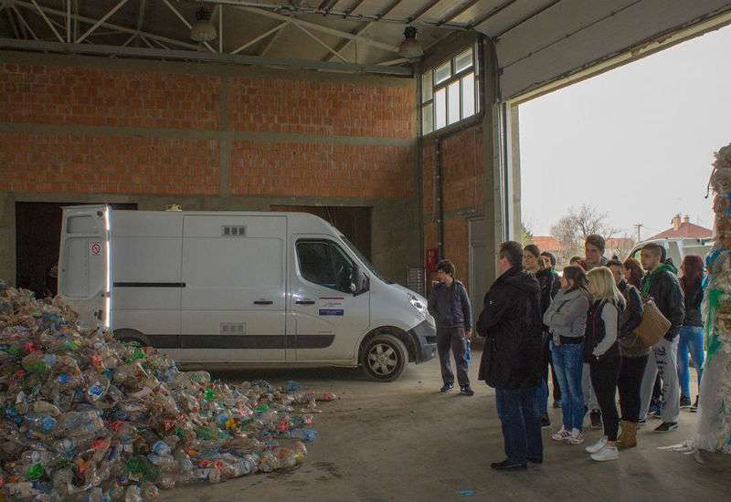Učenici prvog, trećeg i četvrtog razreda srednje Tehničke &scaron;kole &ldquo;23. maj&ldquo; Pančevo su posetili Centar za sakupljanje i selektovanje reciklabilnih materijala JKP &ldquo;Higijena&ldquo;
